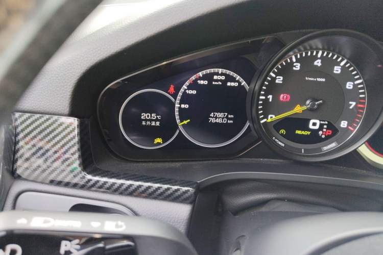Used Porsche Cayenne E-Hybrid 2021 Cayenne E-Hybrid 2.0T Odometer Close Up