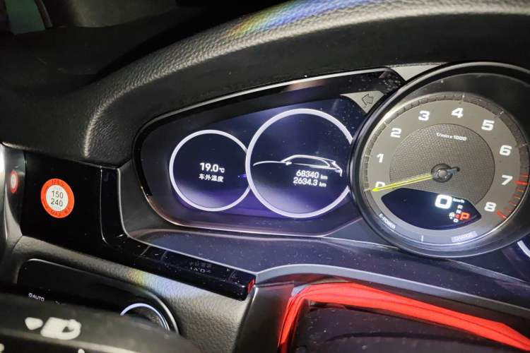 Used Porsche Cayenne E-Hybrid 2021 Cayenne E-Hybrid 2.0T Odometer Close Up