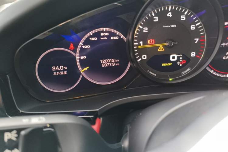 Used Porsche Cayenne E-Hybrid 2021 Cayenne E-Hybrid 2.0T Odometer Close Up