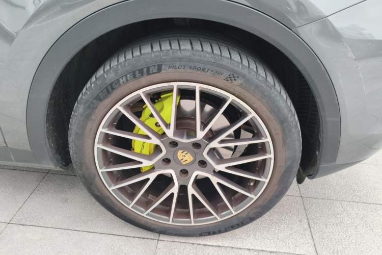 Used Porsche Cayenne E-Hybrid 2021 Cayenne E-Hybrid 2.0T Right Front Wheel Hub