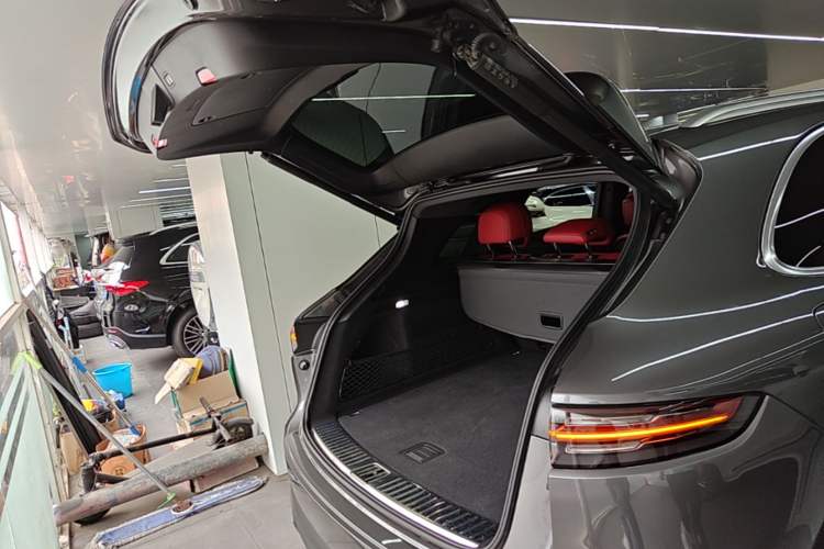 Used Porsche Cayenne E-Hybrid 2021 Cayenne E-Hybrid 2.0T Trunk