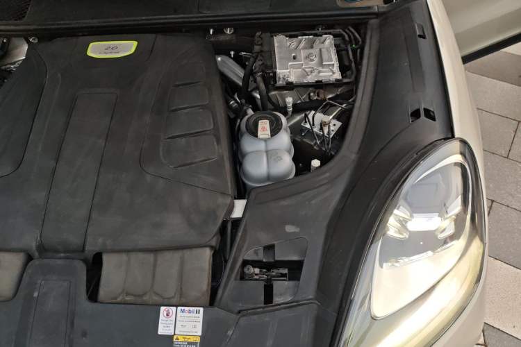 Used Porsche Cayenne E-Hybrid 2021 Cayenne E-Hybrid 2.0T Engine Bay Left