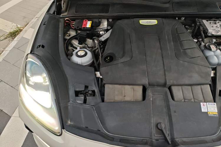 Used Porsche Cayenne E-Hybrid 2021 Cayenne E-Hybrid 2.0T Engine Bay Right