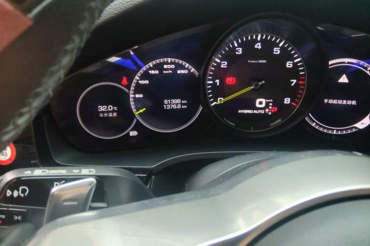 Used Porsche Cayenne E-Hybrid 2021 Cayenne E-Hybrid 2.0T Odometer Close Up