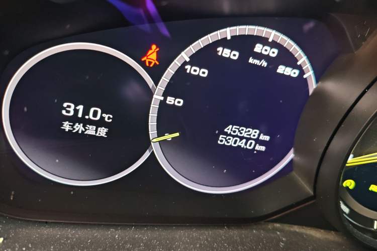 Used Porsche Cayenne E-Hybrid 2021 Cayenne E-Hybrid 2.0T Odometer Close Up
