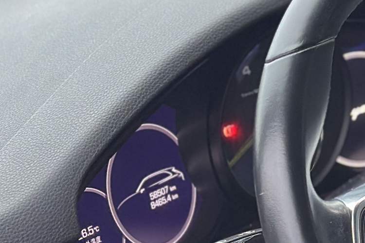 Used Porsche Cayenne E-Hybrid 2021 Cayenne E-Hybrid 2.0T Odometer Close Up