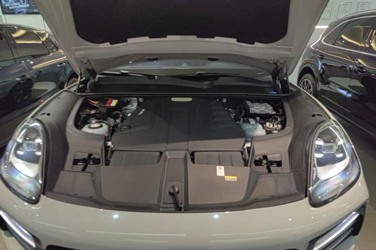 Used Porsche Cayenne E-Hybrid 2021 Cayenne E-Hybrid 2.0T Engine Bay