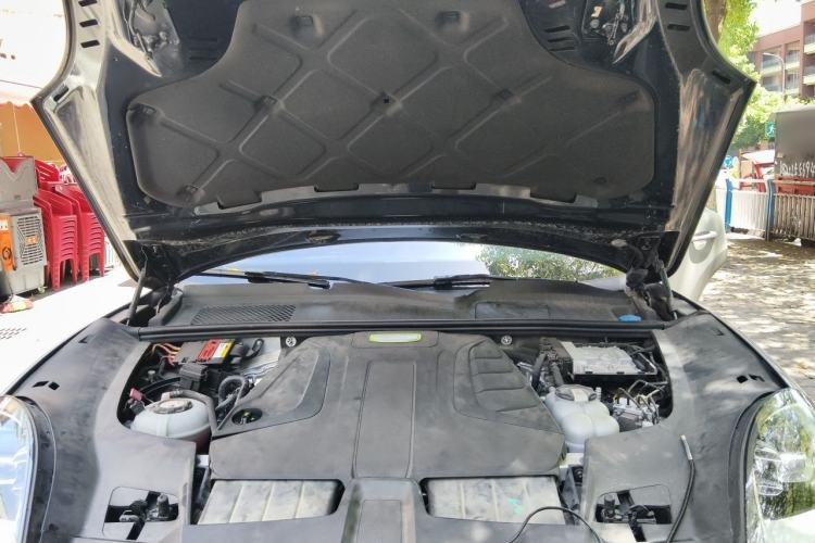 Used Porsche Cayenne E-Hybrid 2021 Cayenne E-Hybrid 2.0T Engine Bay