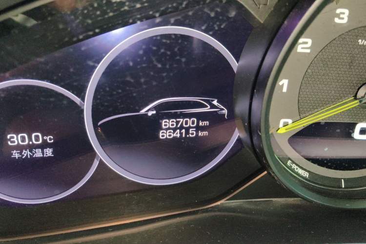 Used Porsche Cayenne E-Hybrid 2021 Cayenne E-Hybrid 2.0T Odometer Close Up