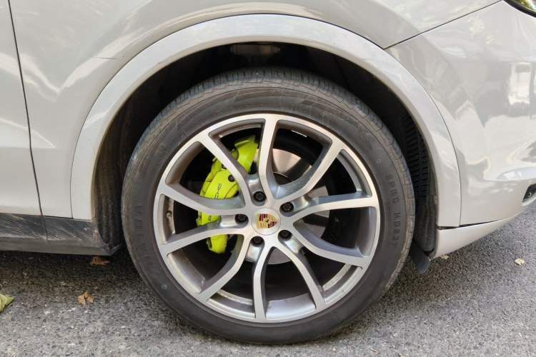 Used Porsche Cayenne E-Hybrid 2021 Cayenne E-Hybrid 2.0T Right Front Wheel Hub