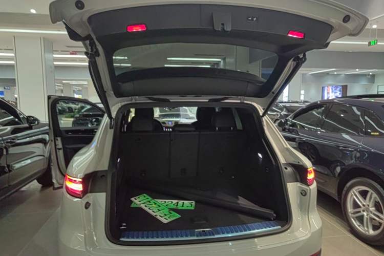 Used Porsche Cayenne E-Hybrid 2021 Cayenne E-Hybrid 2.0T Trunk