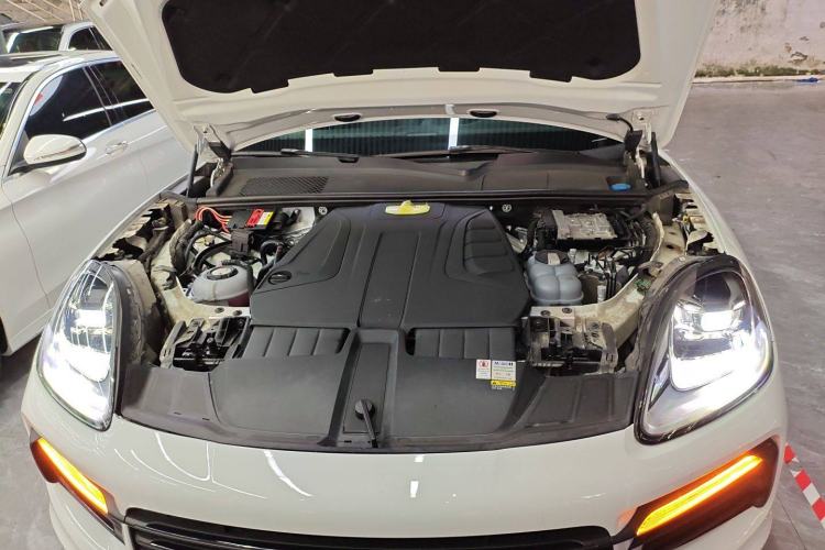 Used Porsche Cayenne E-Hybrid 2021 Cayenne E-Hybrid 2.0T Engine Bay