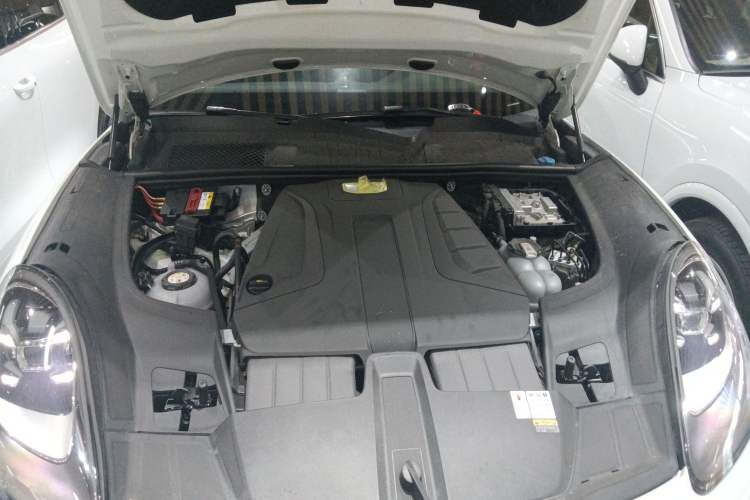 Used Porsche Cayenne E-Hybrid 2021 Cayenne E-Hybrid 2.0T Engine Bay