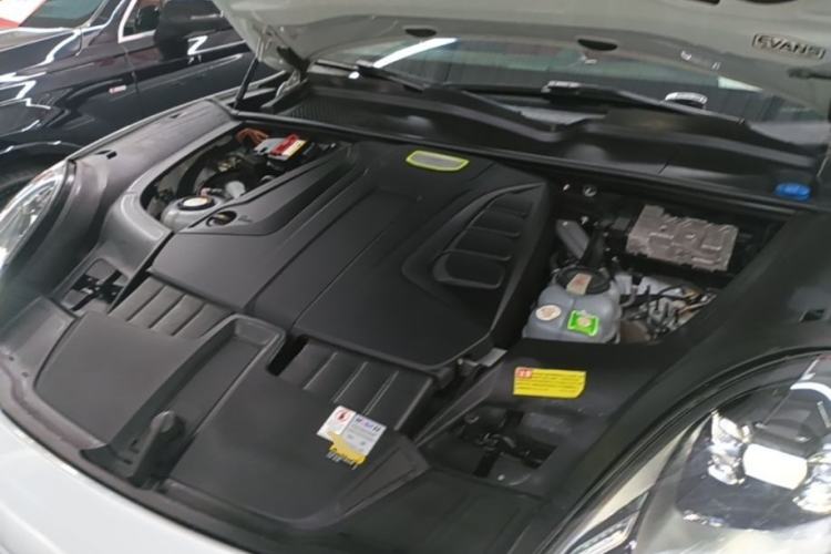 Used Porsche Cayenne E-Hybrid 2021 Cayenne E-Hybrid 2.0T Engine Bay