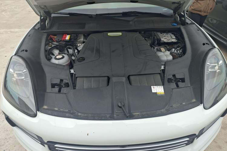 Used Porsche Cayenne E-Hybrid 2021 Cayenne E-Hybrid 2.0T Engine Bay