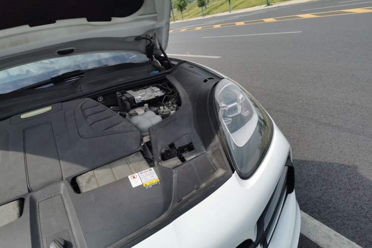 Used Porsche Cayenne E-Hybrid 2021 Cayenne E-Hybrid 2.0T Engine Bay Left