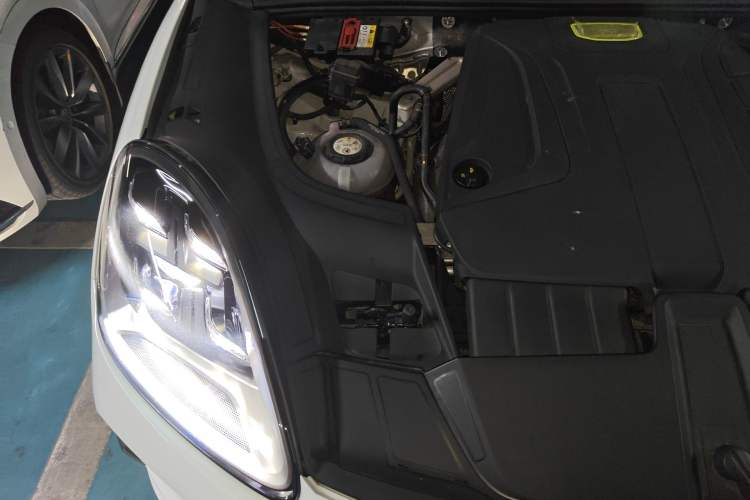 Used Porsche Cayenne E-Hybrid 2021 Cayenne E-Hybrid 2.0T Engine Bay Right