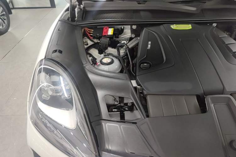 Used Porsche Cayenne E-Hybrid 2021 Cayenne E-Hybrid 2.0T Engine Bay Right