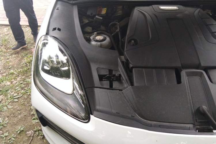 Used Porsche Cayenne E-Hybrid 2021 Cayenne E-Hybrid 2.0T Engine Bay Right