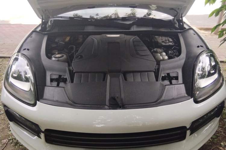 Used Porsche Cayenne E-Hybrid 2021 Cayenne E-Hybrid 2.0T Engine Bay