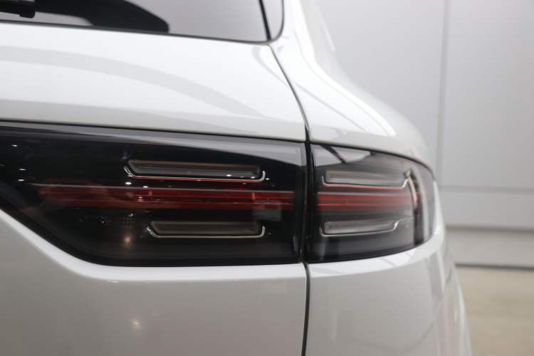 Used Porsche Cayenne E-Hybrid 2021 Cayenne E-Hybrid 2.0T Exterior 4