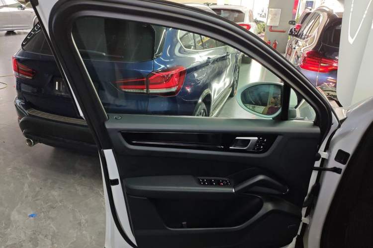 Used Porsche Cayenne E-Hybrid 2021 Cayenne E-Hybrid 2.0T Interior 7