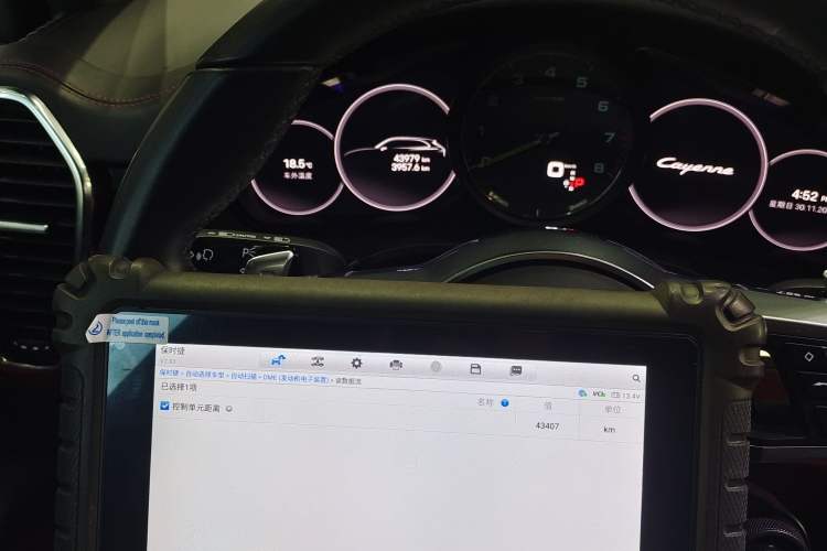 Used Porsche Cayenne E-Hybrid 2021 Cayenne E-Hybrid 2.0T Odometer Close Up