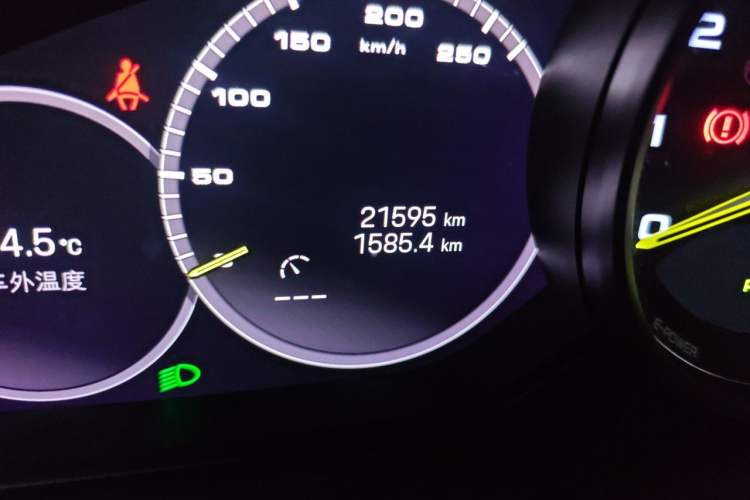 Used Porsche Cayenne E-Hybrid 2021 Cayenne E-Hybrid 2.0T Odometer Close Up