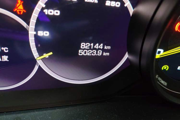 Used Porsche Cayenne E-Hybrid 2021 Cayenne E-Hybrid 2.0T Odometer Close Up