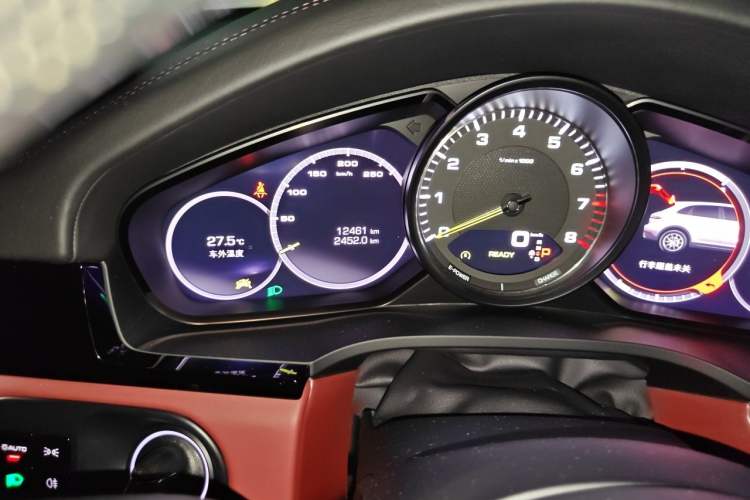 Used Porsche Cayenne E-Hybrid 2021 Cayenne E-Hybrid 2.0T Odometer Close Up