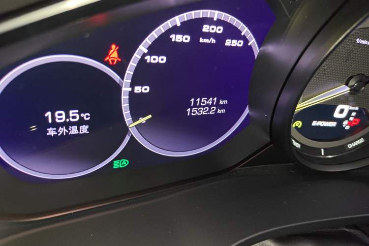 Used Porsche Cayenne E-Hybrid 2021 Cayenne E-Hybrid 2.0T Odometer Close Up