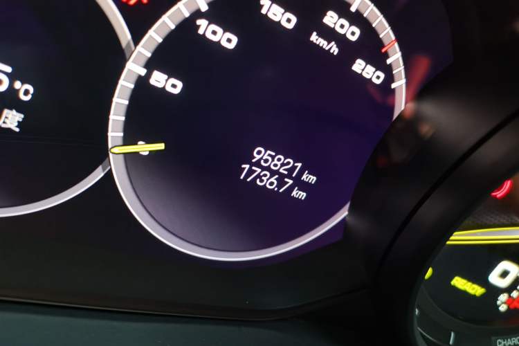 Used Porsche Cayenne E-Hybrid 2021 Cayenne E-Hybrid 2.0T Odometer Close Up