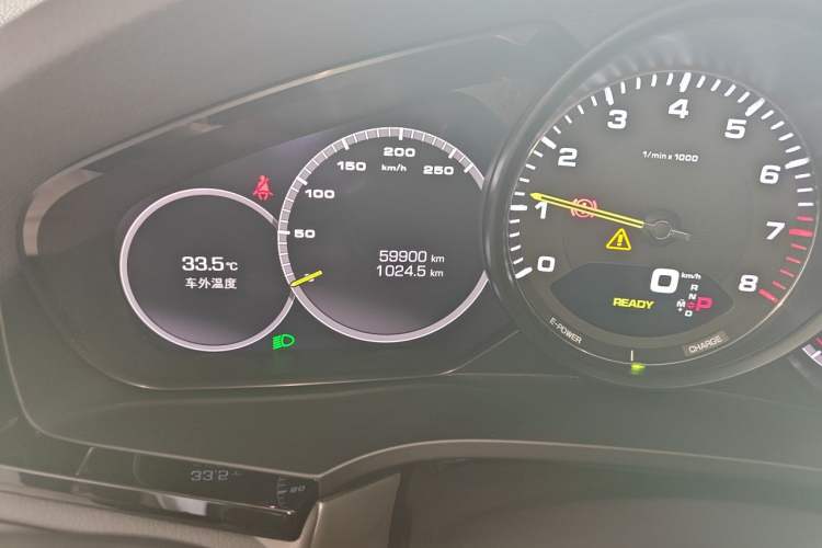 Used Porsche Cayenne E-Hybrid 2021 Cayenne E-Hybrid 2.0T Odometer Close Up