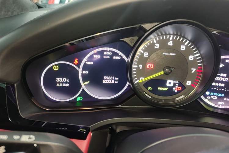 Used Porsche Cayenne E-Hybrid 2021 Cayenne E-Hybrid 2.0T Odometer Close Up