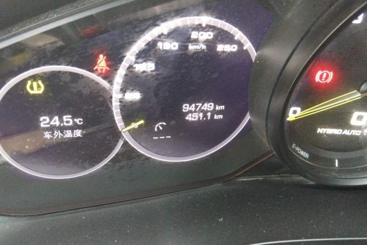 Used Porsche Cayenne E-Hybrid 2021 Cayenne E-Hybrid 2.0T Odometer Close Up
