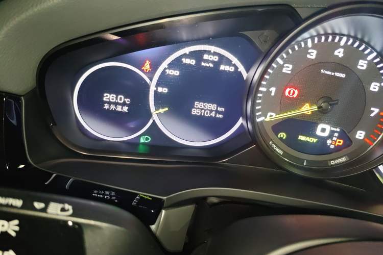 Used Porsche Cayenne E-Hybrid 2021 Cayenne E-Hybrid 2.0T Odometer Close Up