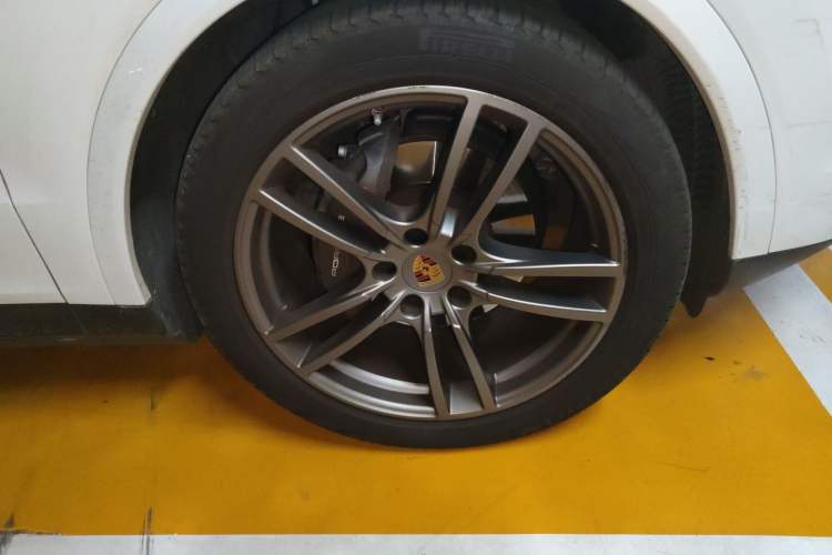 Used Porsche Cayenne E-Hybrid 2021 Cayenne E-Hybrid 2.0T Right Front Wheel Hub