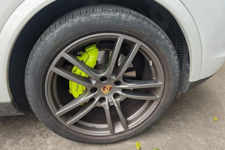 Used Porsche Cayenne E-Hybrid 2021 Cayenne E-Hybrid 2.0T Right Front Wheel Hub