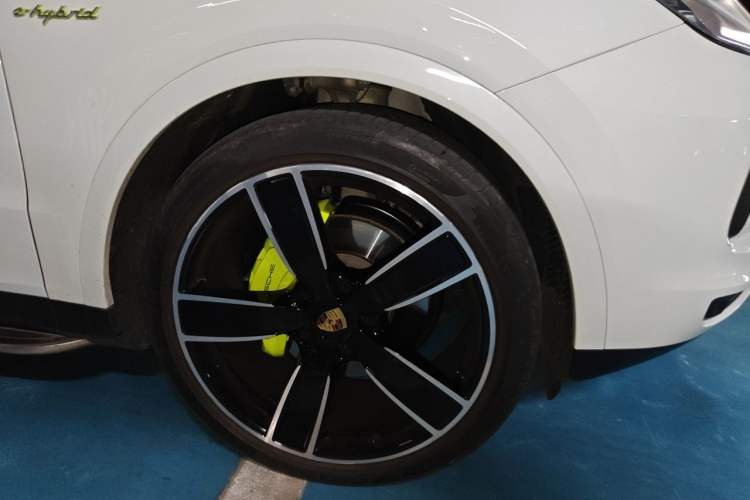 Used Porsche Cayenne E-Hybrid 2021 Cayenne E-Hybrid 2.0T Right Front Wheel Hub