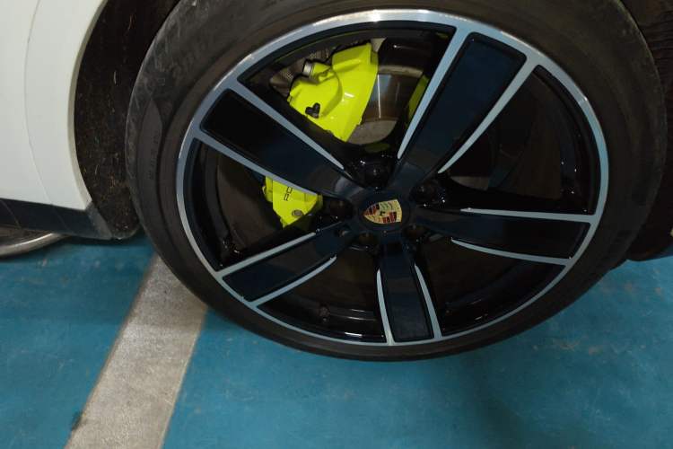 Used Porsche Cayenne E-Hybrid 2021 Cayenne E-Hybrid 2.0T Right Front Wheel Hub