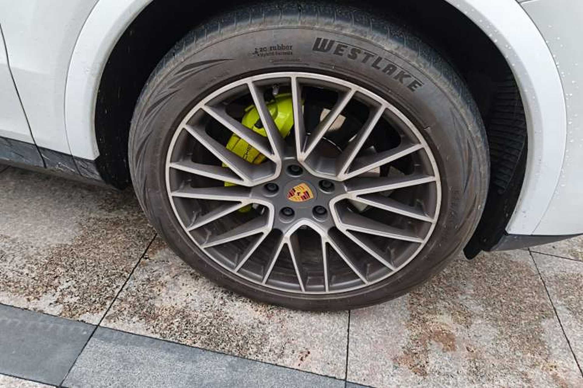 Used Porsche Cayenne E-Hybrid 2021 Cayenne E-Hybrid 2.0T Right Front Wheel Hub
