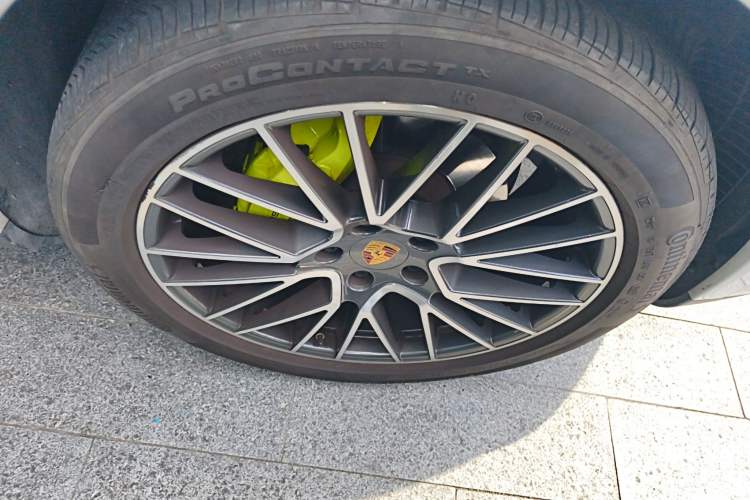Used Porsche Cayenne E-Hybrid 2021 Cayenne E-Hybrid 2.0T Right Front Wheel Hub