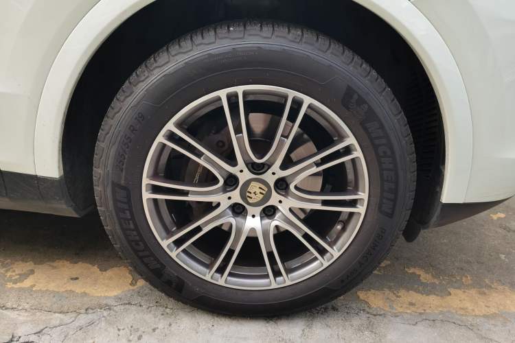 Used Porsche Cayenne E-Hybrid 2021 Cayenne E-Hybrid 2.0T Right Front Wheel Hub