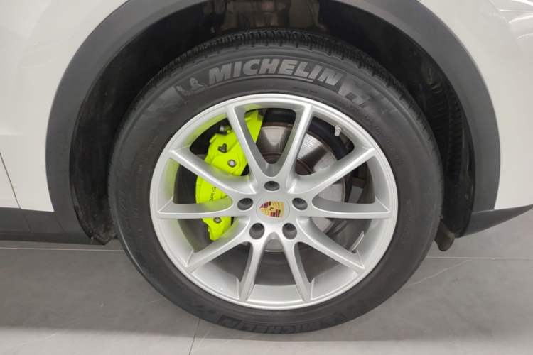 Used Porsche Cayenne E-Hybrid 2021 Cayenne E-Hybrid 2.0T Right Front Wheel Hub