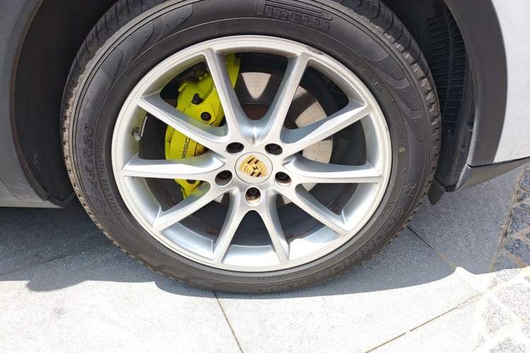 Used Porsche Cayenne E-Hybrid 2021 Cayenne E-Hybrid 2.0T Right Front Wheel Hub
