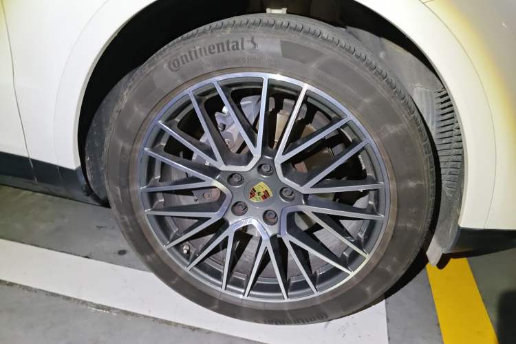 Used Porsche Cayenne E-Hybrid 2021 Cayenne E-Hybrid 2.0T Right Front Wheel Hub