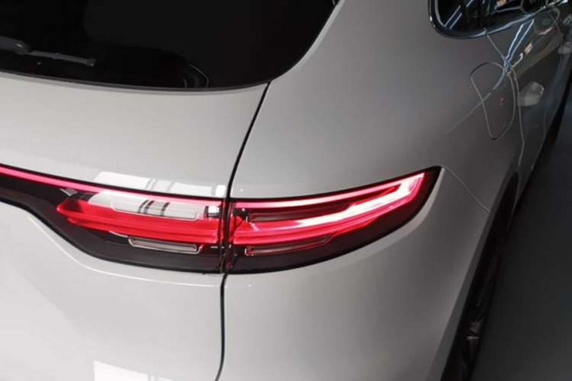 Used Porsche Cayenne E-Hybrid 2021 Cayenne E-Hybrid 2.0T Right Rear Taillight