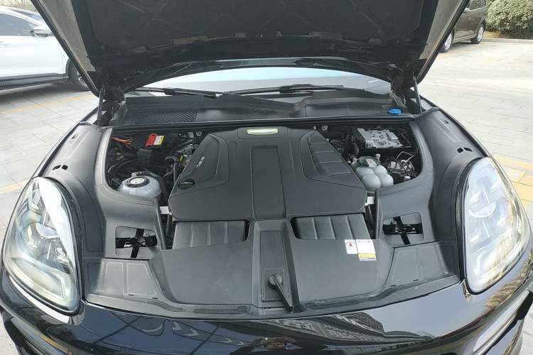 Used Porsche Cayenne E-Hybrid 2022 Cayenne E-Hybrid 2.0T Platinum Edition Engine Bay