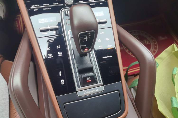 Used Porsche Cayenne E-Hybrid 2022 Cayenne E-Hybrid 2.0T Platinum Edition Gear Lever