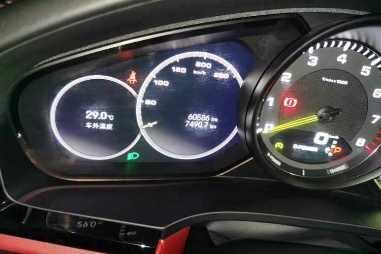 Used Porsche Cayenne E-Hybrid 2022 Cayenne E-Hybrid 2.0T Platinum Edition Odometer Close Up